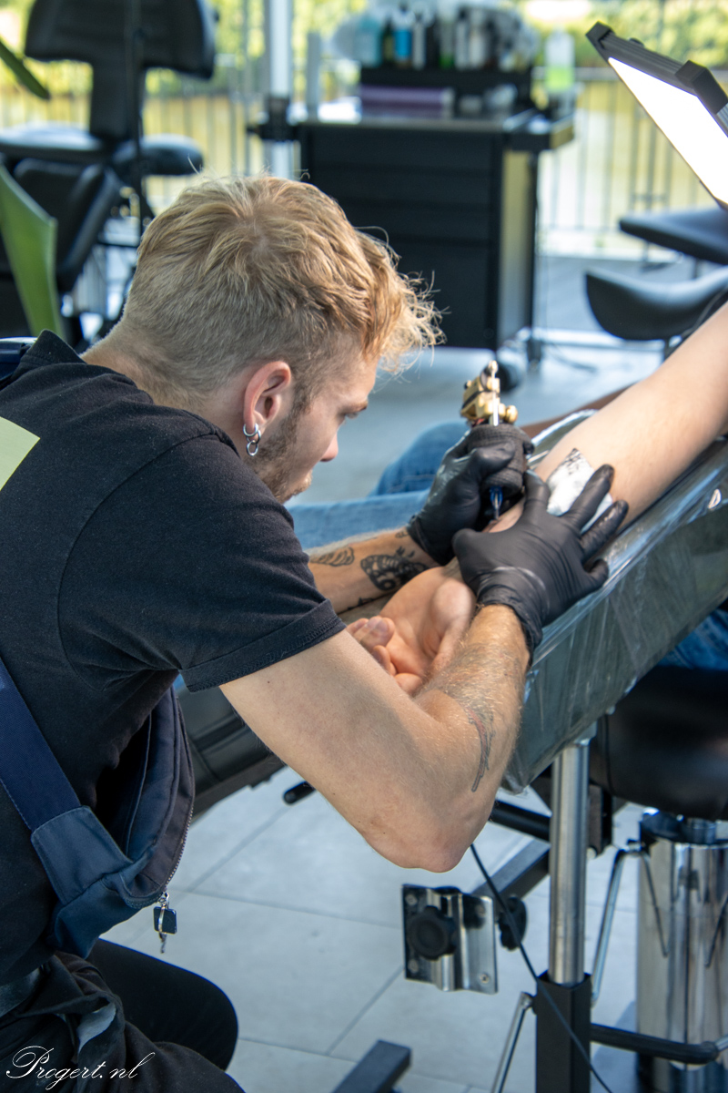 Zijn Eerste Tatoo