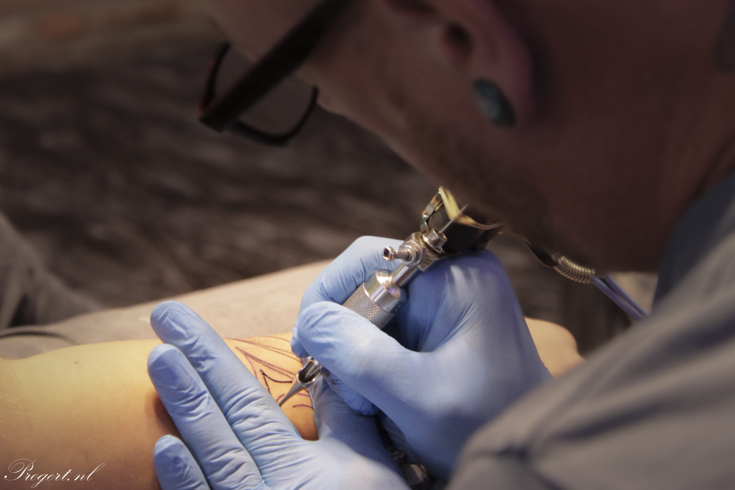 De tattooist.